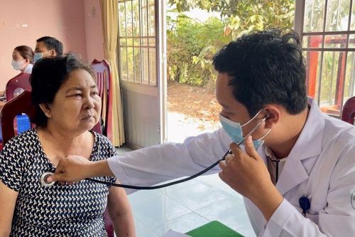 Hơn 200 người bán vé số lẻ được khám bệnh, cấp thuốc miễn phí