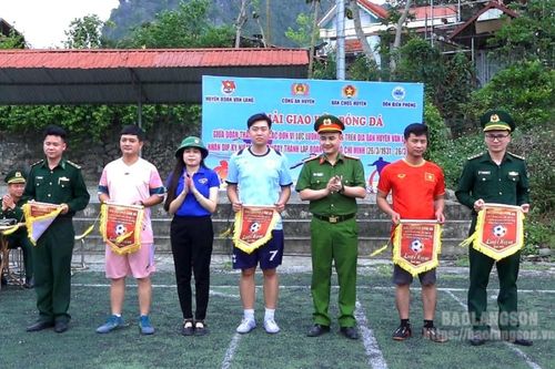 Giải bóng đá giao hữu giữa các Đoàn thanh niên lực lượng vũ trang huyện Văn Lãng