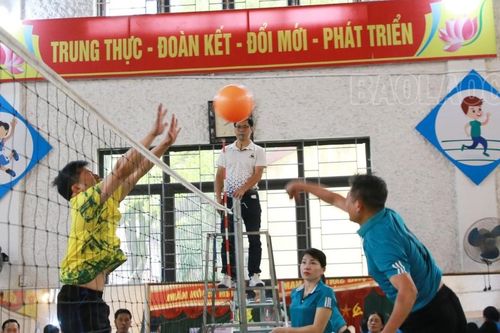 Gần 100 vận động viên tham gia giải bóng chuyền hơi MTTQ thành phố Lào Cai