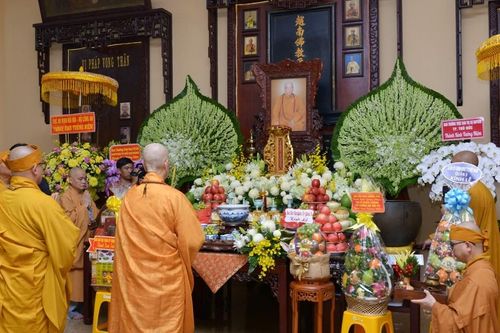 Đức Pháp chủ GHPGVN tưởng niệm chung thất Trưởng lão Hòa thượng Thích Hiển Tu