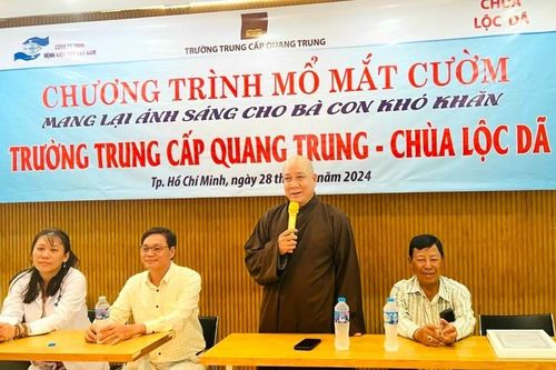 Chùa Lộc Dã hỗ trợ bà con có hoàn cảnh khó khăn mổ mắt cườm