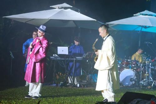 Hà Lê, Lê Duy Mạnh lần đầu mặc cổ phục hát nhạc Trịnh