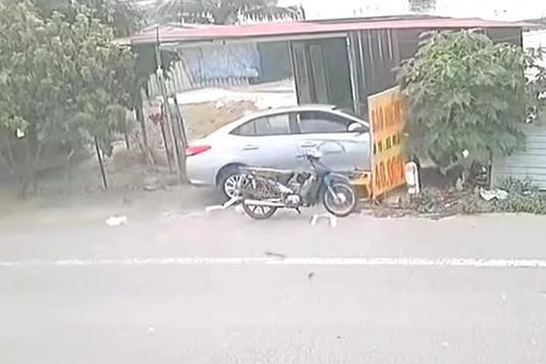 Xe tập lái mất kiểm soát, đâm trọng thương một người