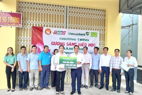 Hội Khuyến học tỉnh Đồng Tháp trao học bổng Gương sáng hiếu học tặng sinh viên Phan Dương Hồng Nhi