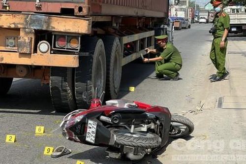 Xe container chạy vào làn xe hai bánh cán người đàn ông tử vong thương tâm