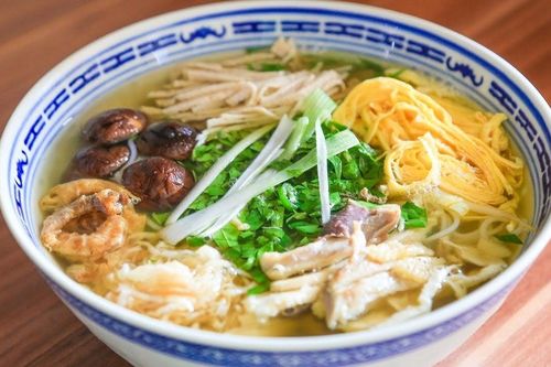 'Giải cứu' thịt gà thừa bằng các món bún thang, miến trộn