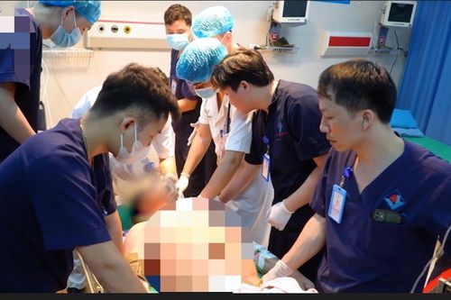 Bác sĩ 'chạy đua với tử thần' cứu người đàn ông bị điện giật