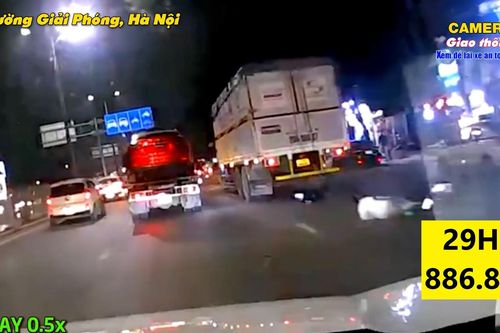Tài xế xe tải đi sai làn cuốn hai người đi xe máy vào gầm