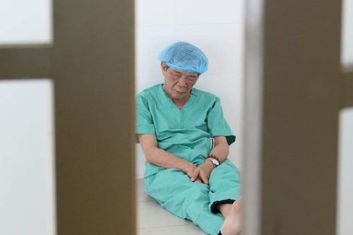 Bác sỹ ngồi bệt dưới đất, tranh thủ chợp mắt sau 42 ca mổ miễn phí