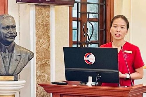 Khen thưởng đột xuất nữ điều dưỡng cấp cứu kịp thời du khách ngoại quốc