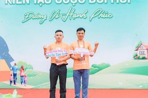 Những người cha học cách 'làm bạn' để chữa lành cho con
