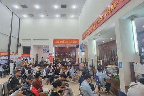 Khi nào người dân có thể yên tâm nộp hồ sơ đất đai trực tuyến thay vì xếp hàng lấy số từ sáng sớm?