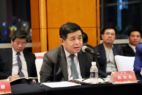 Trao đổi kinh nghiệm xây dựng khu thương mại tự do, trung tâm tài chính quốc tế
