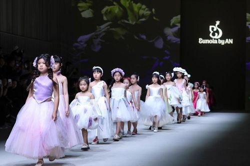 Bộ sưu tập của nhà thiết kế Việt Nam gây chú ý tại Tuần lễ Thời trang Thượng Hải