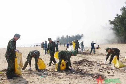 Bộ đội, dân quân và nhân dân chung tay vệ sinh môi trường biển