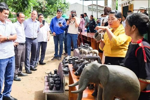 Giữ hồn gốm cổ người M'Nông RLăm