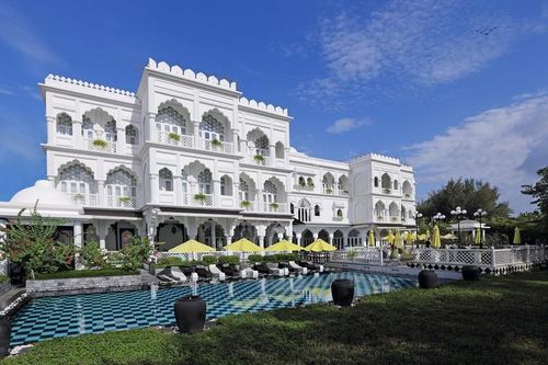 Cận cảnh 'lâu đài trắng' trăm tỷ qua 2 đời đại gia khét tiếng