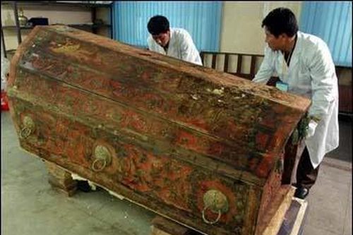 Bật nắp quan tài cổ, choáng váng thi thể mặc 354 lớp y phục