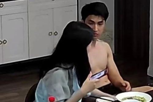 Cười nghiêng ngả với biểu cảm của Bình An khi bị Phương Nga đánh