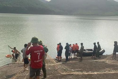 Nhóm 10 học sinh đi tắm khe, 2 em đuối nước tử vong