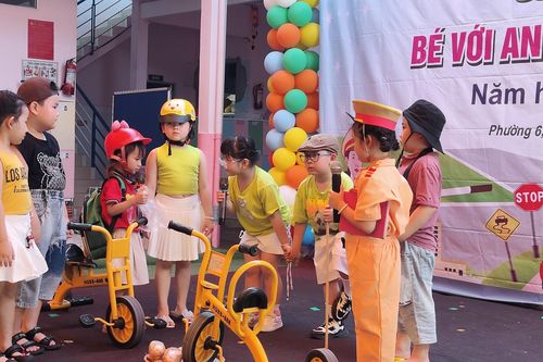 Trẻ mầm non vui với hội thi an toàn giao thông