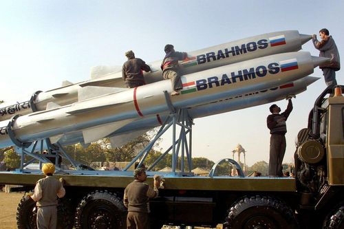Quên rút đầu cắm điện khiến BrahMos bay nhầm sang láng giềng