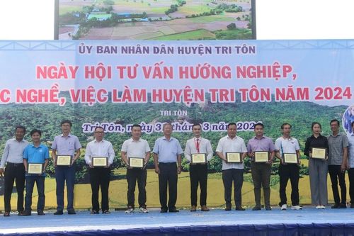 Gần 1.000 lao động, học sinh tham gia Ngày hội tư vấn hướng nghiệp, việc làm