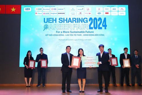 UEH SHARING - CAREER FAIR 2024 tạo nhiều dấu ấn học thuật và kết nối cộng đồng