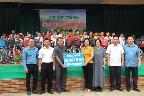 Trao hơn 530 triệu đồng tiếp sức giáo dục vùng khó Mường Mươn
