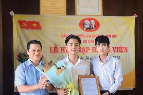 Kết nạp Đảng cho 2 sinh viên 5 tốt