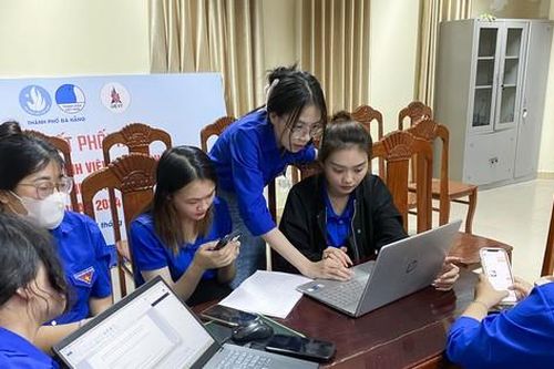 Bạn trẻ Đà Nẵng học ứng dụng AI trong truyền thông