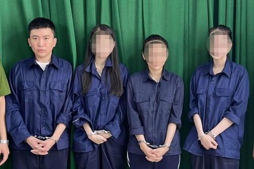 Tụ điểm có nhiều thanh niên múa thoát y phục vụ 'quý bà'; Tin mới vụ chủ tịch huyện bị lừa 100 tỷ