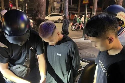 Cảnh sát 141 xử lý hàng chục thanh thiếu niên mang hung khí, 'đầu trần' diễu phố đêm cuối tuần