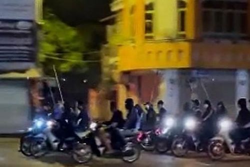 Nhóm thanh niên bị khởi tố vì điều khiển xe máy mang theo 'phóng lợn' diễu phố