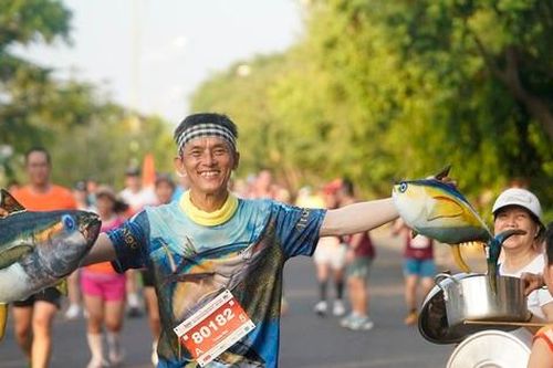 Runner Tiền Phong Marathon 2024 khoe màu cờ sắc áo trên đường chạy
