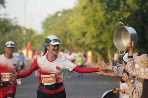 Khán giả Phú Yên mang... xoong, chảo cổ vũ runner Tiền Phong Marathon 2024