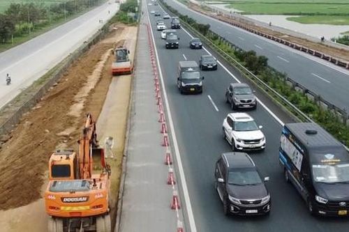'Thót tim' với xe công trường trên tuyến cao tốc Cầu Giẽ - Ninh Bình