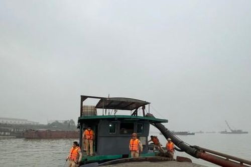 Cát tặc trên sông Hồng '30 phút hút đầy cát 2 khoang tàu'