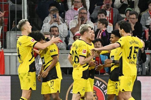 Bayern Munich thua trắng Dortmund, 'đầu hàng' Leverkusen