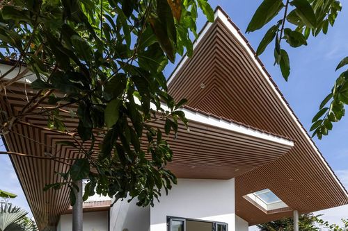 Ngôi nhà độc đáo với mái xòe rộng chống nắng nóng
