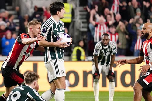 MU hòa nghẹt thở Brentford: Vận may của Erik ten Hag