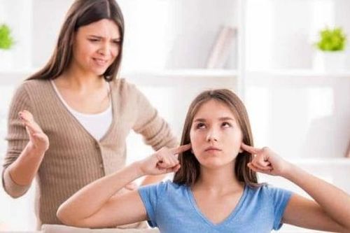 'Sống chung' với con tuổi teen nổi loạn