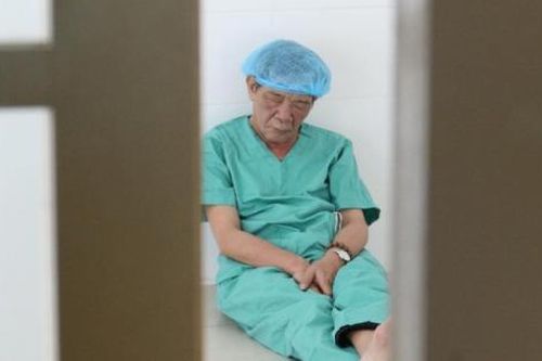 Bác sĩ ngủ ngồi tại hành lang bệnh viện