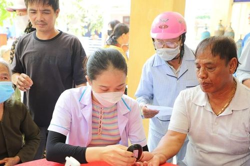 Hơn 700 người dân tại đảo Lý Sơn khám bệnh vì một Việt Nam khỏe mạnh