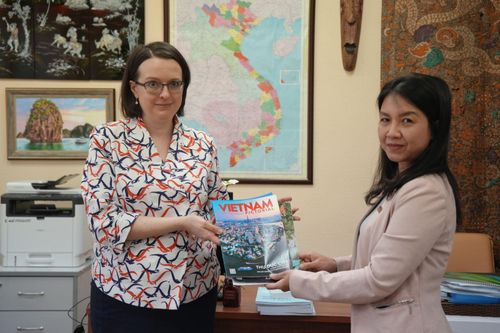 Ấn phẩm đa ngôn ngữ của TTXVN đến với bạn đọc ASEAN tại LB Nga