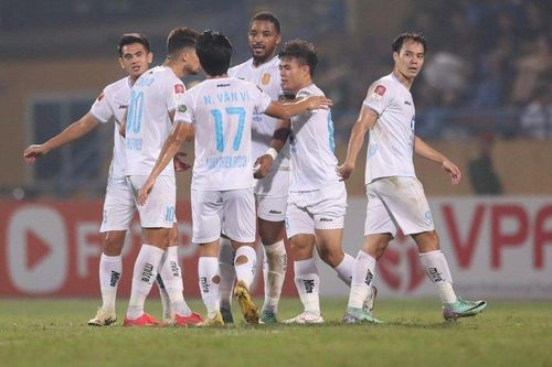 Ngoại binh nhận thẻ đỏ, Hà Nội FC 'phơi áo' trước Nam Định