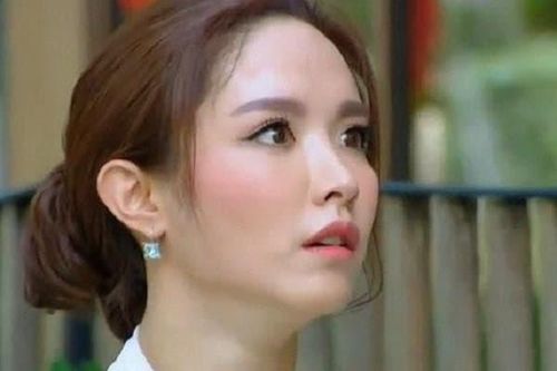 Đang đi dạo với bạn trai, bất ngờ xuất hiện một đứa nhỏ lao đến ôm chặt rồi cất tiếng gọi bố khiến tôi chết đứng