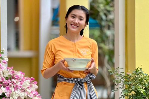 Nữ diễn viên Việt nổi tiếng một thời nay bán bún bò Huế, tự tay bưng bê phục vụ