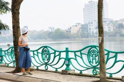 Khung cảnh yên bình trên con phố thú vị nhất thế giới ở Hà Nội