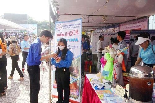 Gần 1.000 lao động tham gia Ngày hội việc làm tại Tri Tôn